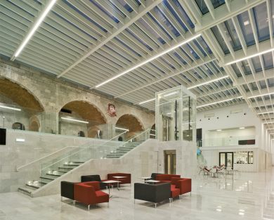  Imagem da Universidade de Gibraltar com iluminação Tromilux